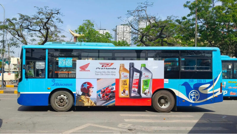 Pro Honda - Phủ sóng phố phường, thân thương mọi nẻo Hình ảnh thương hiệu dầu nhờn Pro Honda được phủ sóng rộng khắp trên những chiếc xe buýt như lời nhắn nhủ – Đồng hành cùng bạn trên mọi cung đường phố thị. Hãy đảm bảo xế yêu của bạn được chăm sóc đúng cách, bắt đầu từ lựa chọn dầu nhờn chính hãng chuẩn chất lượng. 📌 Thấy Pro Honda ngoài đường, nhớ “thả tim” liền tay nhé! Địa chỉ: Cơ sở 1: 251-Lương Văn Thăng-Phố 11-Phường Đông Thành-Tp Ninh Bình (chân cầu Non nước đi Nam Định) Cơ sở 2: Đường Nguyễn Công Trứ -Phường Thanh Bình - Thành Phố Ninh Bình - Ninh Bình ( ngay cạnh bến xe khách Ninh Bình ) 📞02292210399 📞02293874323
